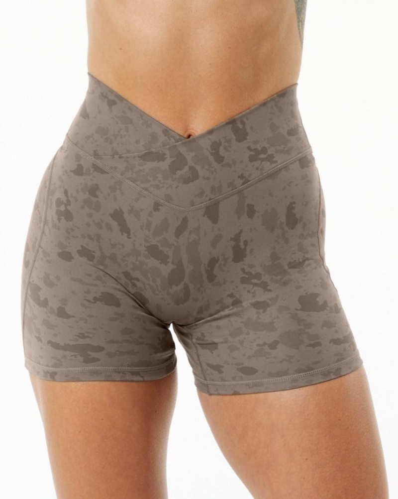 Pebble Print Mocha Alphalete Surface Power Short 5" Women\'s Shorts | 9270615-NU